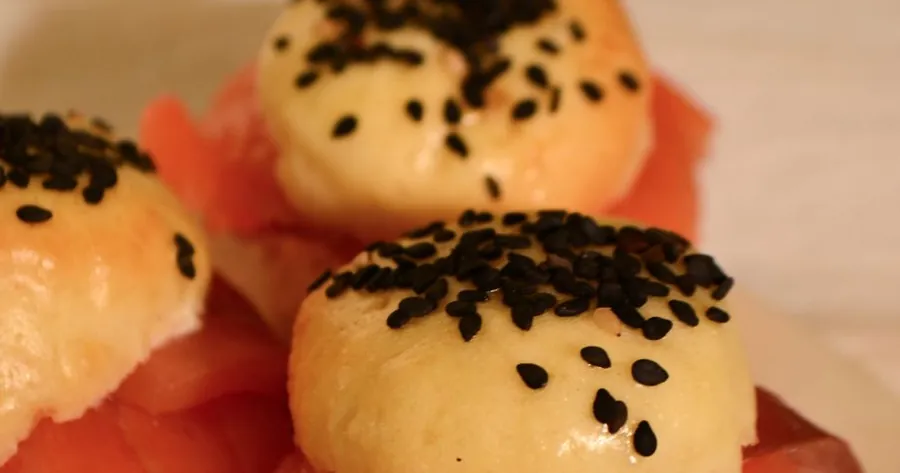 Sésamos de salmón ahumado con semillas de sésamo negro