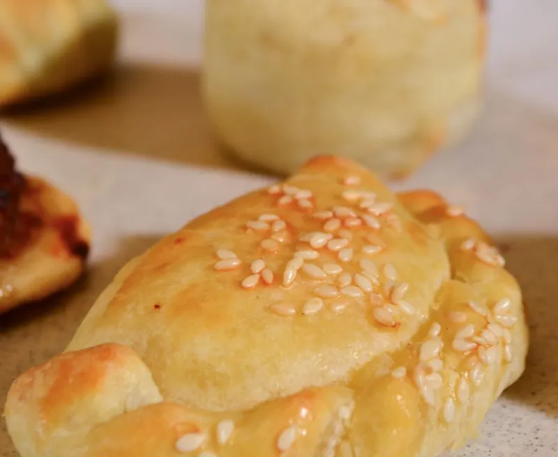 Bocaditos horneados de masa dorada con sésamo