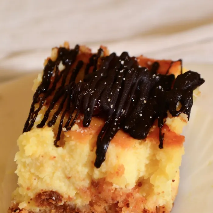 Porción de torta con hilos de chocolate