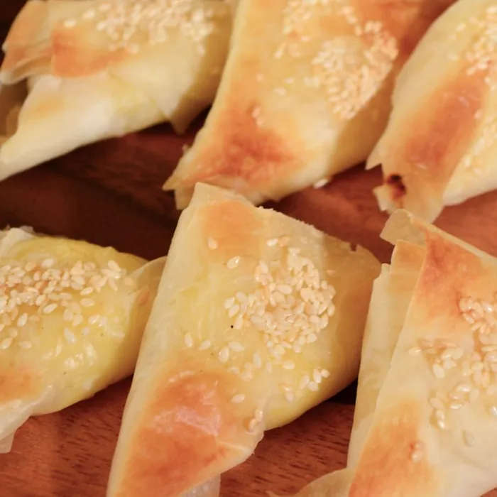 Triángulos de masa horneada con sésamo